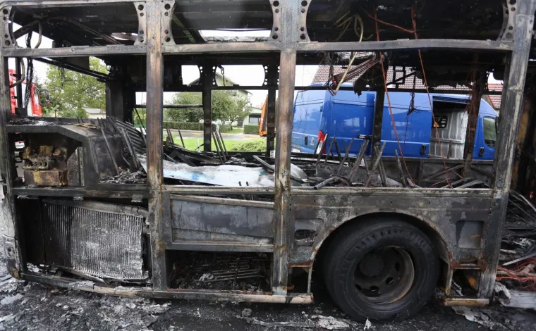 U POTPUNOSTI IZGORIO AUTOBUS ZET-a: Iz gorućeg busa putnici pojurili van