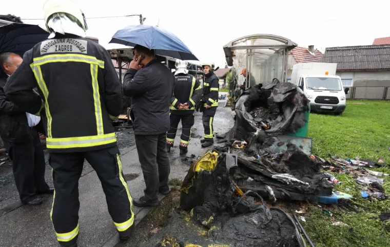 U POTPUNOSTI IZGORIO AUTOBUS ZET-a: Iz gorućeg busa putnici pojurili van