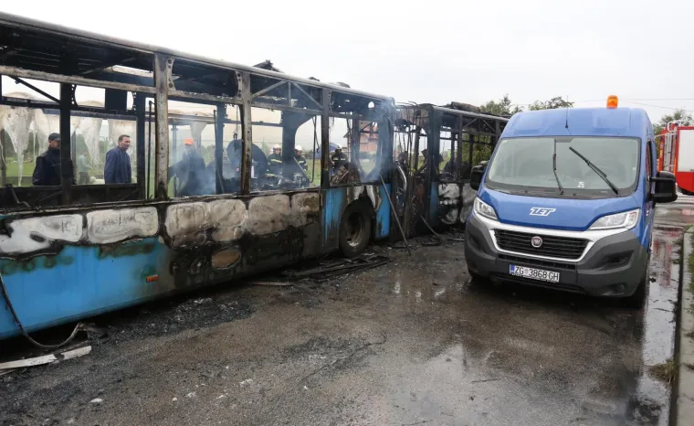 Na autobusnom okreti&scaron;tu u Strugama jutros je u potpunosti  izgorio ZET-ov autobus. Photo: Matija Habljak/PIXSELL