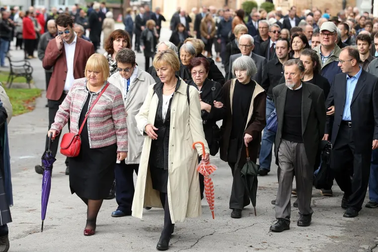 Od Goldsteina su se, uz ostale, do&scaron;li oprostiti Stipe Mesić, Zoran Milanović, Vesna Pusić, Dražen Budi&scaron;a, Dorica Nikolić, Darinko Kosor, Anka Mrak Tarita&scaron;, Milorad Pupovac, Davor Bernardić, Predrag Matić, akademik Zvonko Kusić, izraelska veleposlanica u Hrvatskoj Zina Kalay Kleitman.