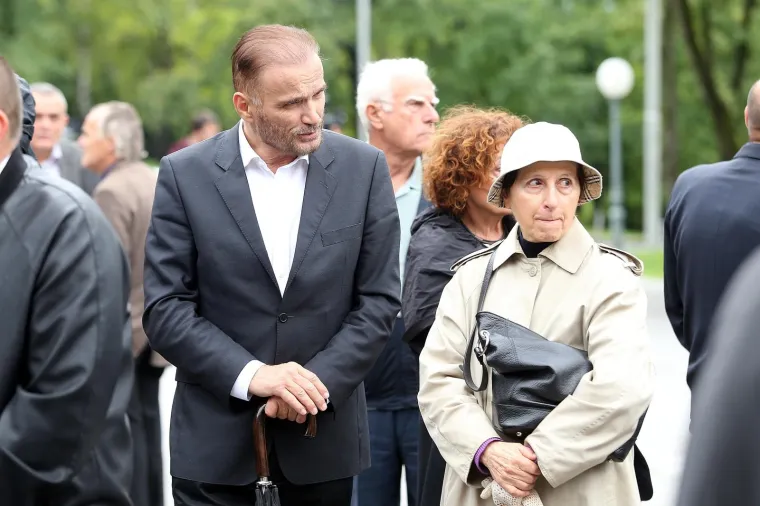 POSLJEDNJI ISPRAĆAJ SLAVKA GOLDSTEINA: Na Mirogoj do&scaron;le brojne poznate ličnosti, ali ba&scaron; nitko iz Vlade