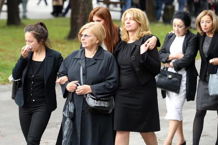 POSLJEDNJI ISPRAĆAJ SLAVKA GOLDSTEINA: Na Mirogoj do&scaron;le brojne poznate ličnosti, ali ba&scaron; nitko iz Vlade