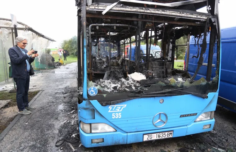 U Strugama izgorio ZET-ov autobus