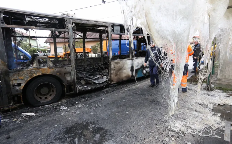 U Strugama izgorio ZET-ov autobus