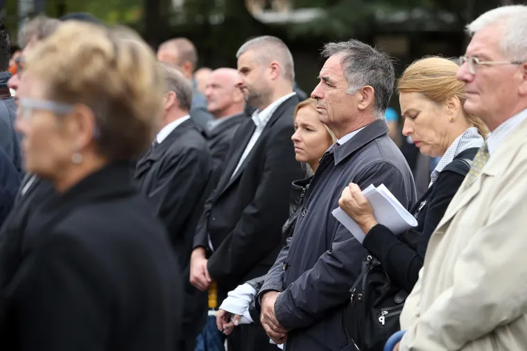 POSLJEDNJI ISPRAĆAJ SLAVKA GOLDSTEINA: Na Mirogoj do&scaron;le brojne poznate ličnosti, ali ba&scaron; nitko iz Vlade