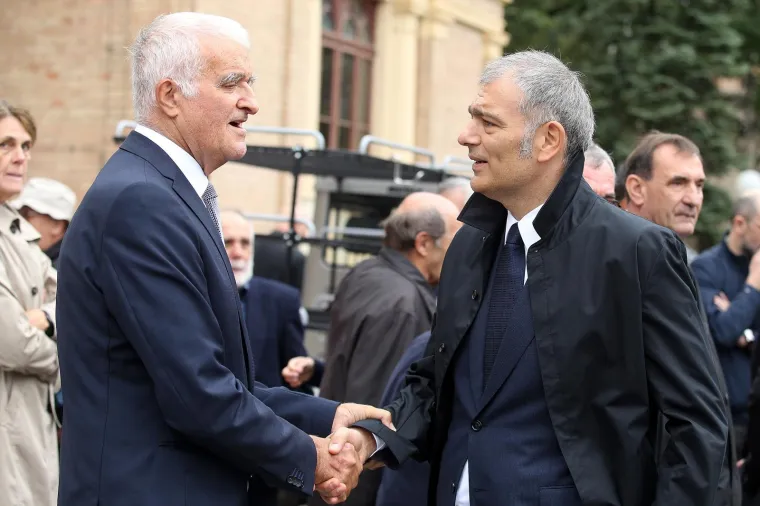 POSLJEDNJI ISPRAĆAJ SLAVKA GOLDSTEINA: Na Mirogoj do&scaron;le brojne poznate ličnosti, ali ba&scaron; nitko iz Vlade