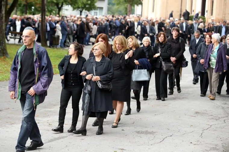 POSLJEDNJI ISPRAĆAJ SLAVKA GOLDSTEINA: Na Mirogoj do&scaron;le brojne poznate ličnosti, ali ba&scaron; nitko iz Vlade