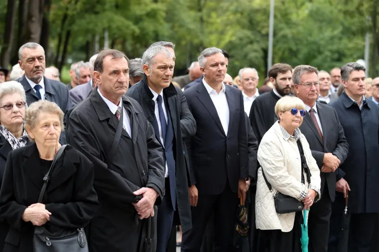 POSLJEDNJI ISPRAĆAJ SLAVKA GOLDSTEINA: Na Mirogoj do&scaron;le brojne poznate ličnosti, ali ba&scaron; nitko iz Vlade