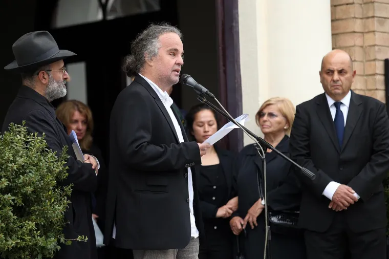 Istaknuti publicist, nakladnik i intelektualac Slavko Goldstein pokopan je u petak na zagrebačkom Mirogoju, gdje ga je, uz članove obitelji, ispratilo stotinjak građana, osoba iz javnog i političkog života, te predstavnika židovske vjerske zajednice "Bet Israel" u Hrvatskoj. Goldstein je preminuo u utorak u 90. godini života.