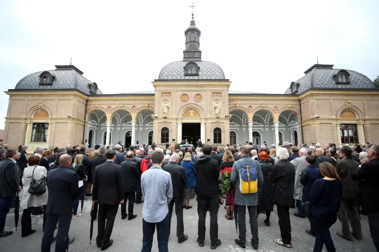 Istaknuti publicist, nakladnik i intelektualac Slavko Goldstein pokopan je u petak na zagrebačkom Mirogoju, gdje ga je, uz članove obitelji, ispratilo stotinjak građana, osoba iz javnog i političkog života, te predstavnika židovske vjerske zajednice "Bet Israel" u Hrvatskoj. Goldstein je preminuo u utorak u 90. godini života.