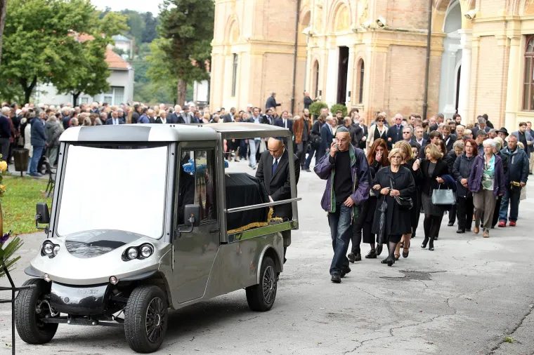 Istaknuti publicist, nakladnik i intelektualac Slavko Goldstein pokopan je u petak na zagrebačkom Mirogoju, gdje ga je, uz članove obitelji, ispratilo stotinjak građana, osoba iz javnog i političkog života, te predstavnika židovske vjerske zajednice "Bet Israel" u Hrvatskoj.