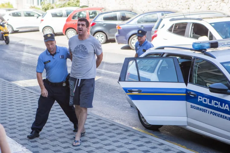 PLJAČKAŠ IZ DUBROVNIKA PLJUVAO NA NOVINARE: Priveden Damir Katanić osumnjičen za pljačku stana