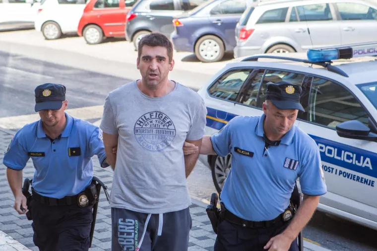 Na Prekr&scaron;ajni sud priveden je Damir Katanić osumnjičen za oružanu pljačku stana, a izrazito burno je reagirao na okupljene novinare pred zgradom Suda te ih psovao, vrijeđao, pa čak i pljuvao.