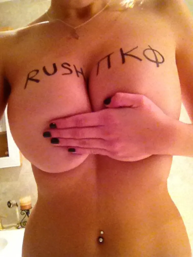 Američka bratstva i sestrinstva imaju  čitav niz odvratnih običaja , od okrutnih inicijacija do divljačkih tuluma. No postoje i oni lijep&scaron;i - u zadnje vrijeme je popularno skupljati fotografije ženskih oblina na kojima su ispisana imena kuće kojoj pripradaju. A možda ne znaju najbolje grčki alfabet pa se moraju skinuti pred nekim  klasičarom da im malo pomogne...