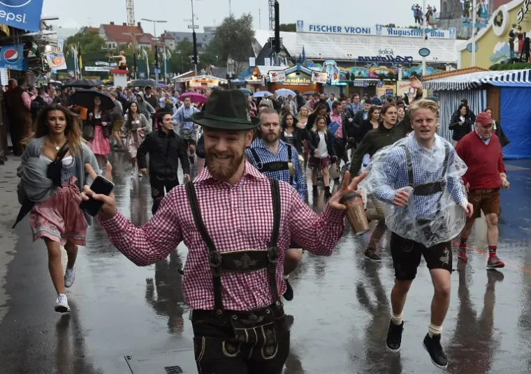 Ni kiša nije odvratila stotine ljudi u Muenchenu da dođu na službeno otvorenje Oktoberfesta, najpoznatijeg svjetskog festivala piva koji počinje u subotu i traje idućih 18 dana.