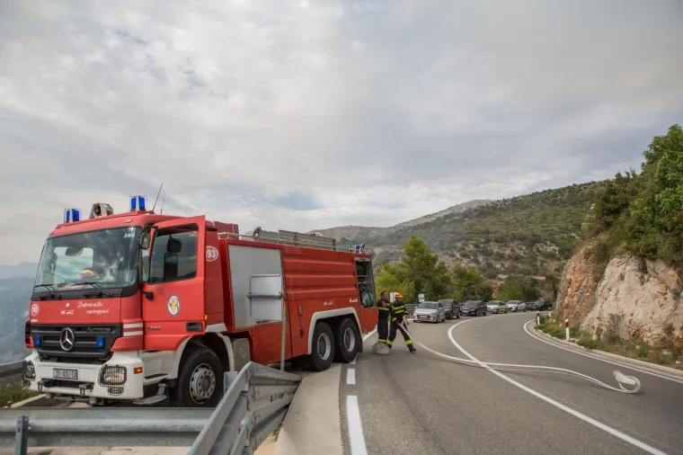 Na brdu Lozica izbio požar. Na teren su iza&scaron;la 34 vatrogasca s ukupno devet vozila.