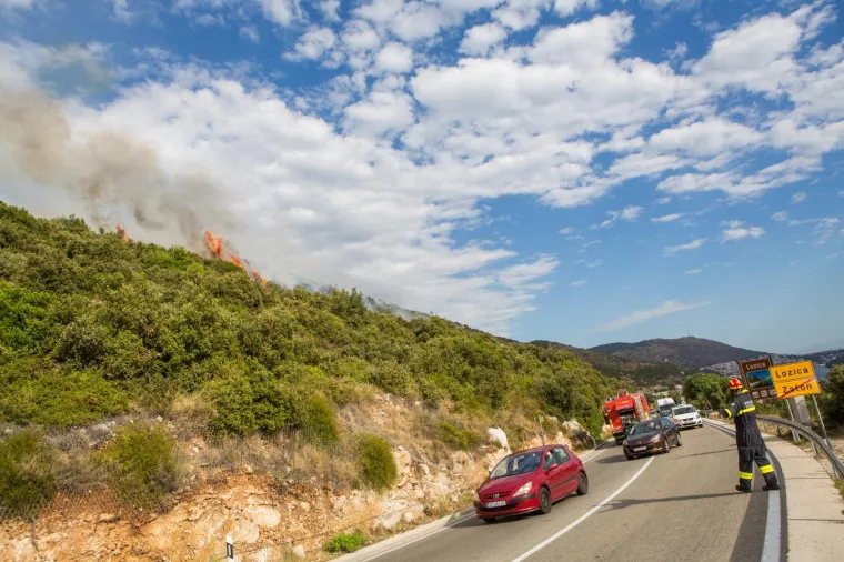 Na brdu Lozica izbio požar. Na teren su iza&scaron;la 34 vatrogasca s ukupno devet vozila.