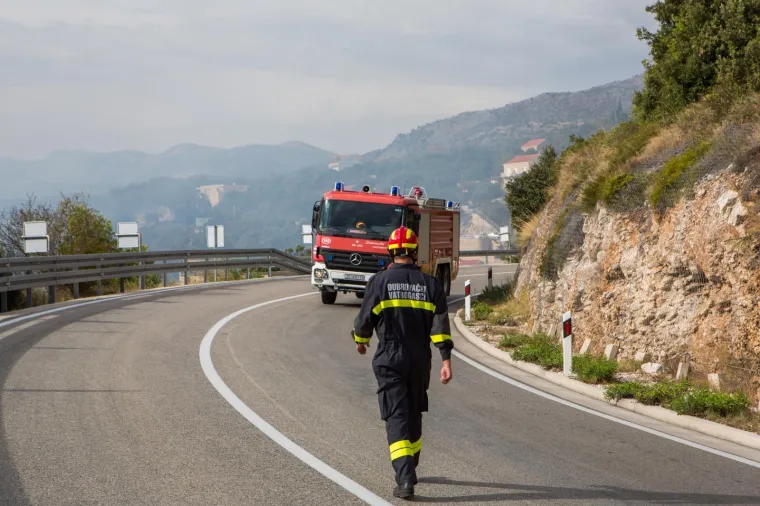 Na brdu Lozica izbio požar. Na teren su iza&scaron;la 34 vatrogasca s ukupno devet vozila.