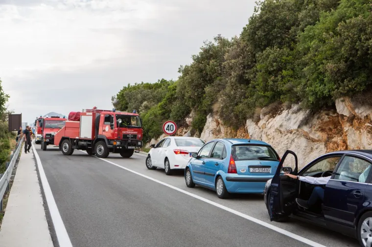 Na brdu Lozica izbio požar. Na teren su iza&scaron;la 34 vatrogasca s ukupno devet vozila.
