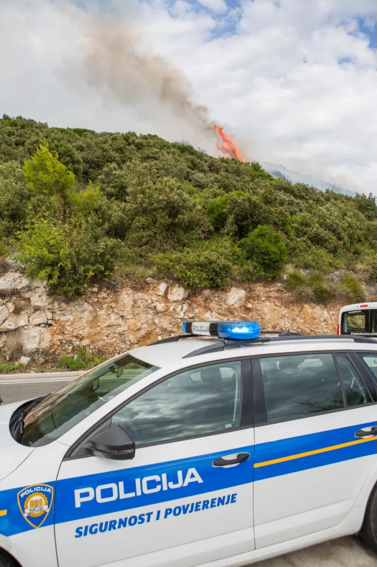 Na brdu Lozica izbio požar. Na teren su iza&scaron;la 34 vatrogasca s ukupno devet vozila.