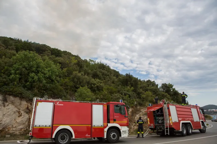 Na brdu Lozica izbio požar. Na teren su iza&scaron;la 34 vatrogasca s ukupno devet vozila.