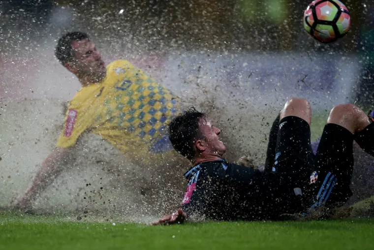 U susretu 9. kola Prve HNL u Zaprešiću su nogometaši Dinama slavili protiv Intera s 3-1 (2-1) i povećali svoje vodstvo na ljestvici.   Po užasno teškom terenu u Zaprešiću, koji je zbog jake kiše bio na granici regularnosti, Dinamo je protiv Intera došao do važnih bodova.