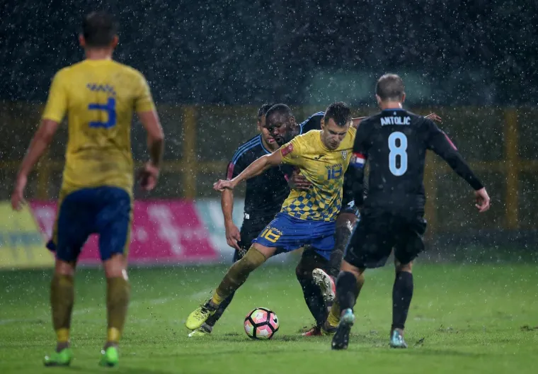 OVDJE SE NEKAD IGRAO NOGOMET: Dobro do&scaron;li na Interov bazen u Zapre&scaron;iću