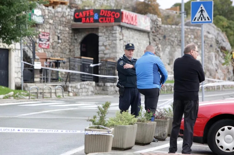 Policijski očevid ispred disko kluba Konoba, gdje je u obračunu mu&scaron;karac ubio jednu i ranio dvije osobe