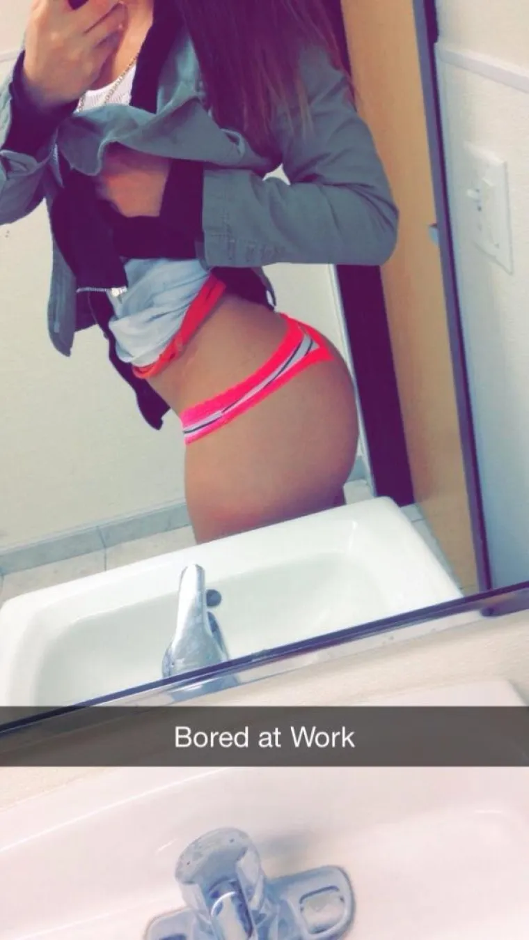 Ove cure se ni na poslu  ne mogu oduprijeti zovu seksi selfija