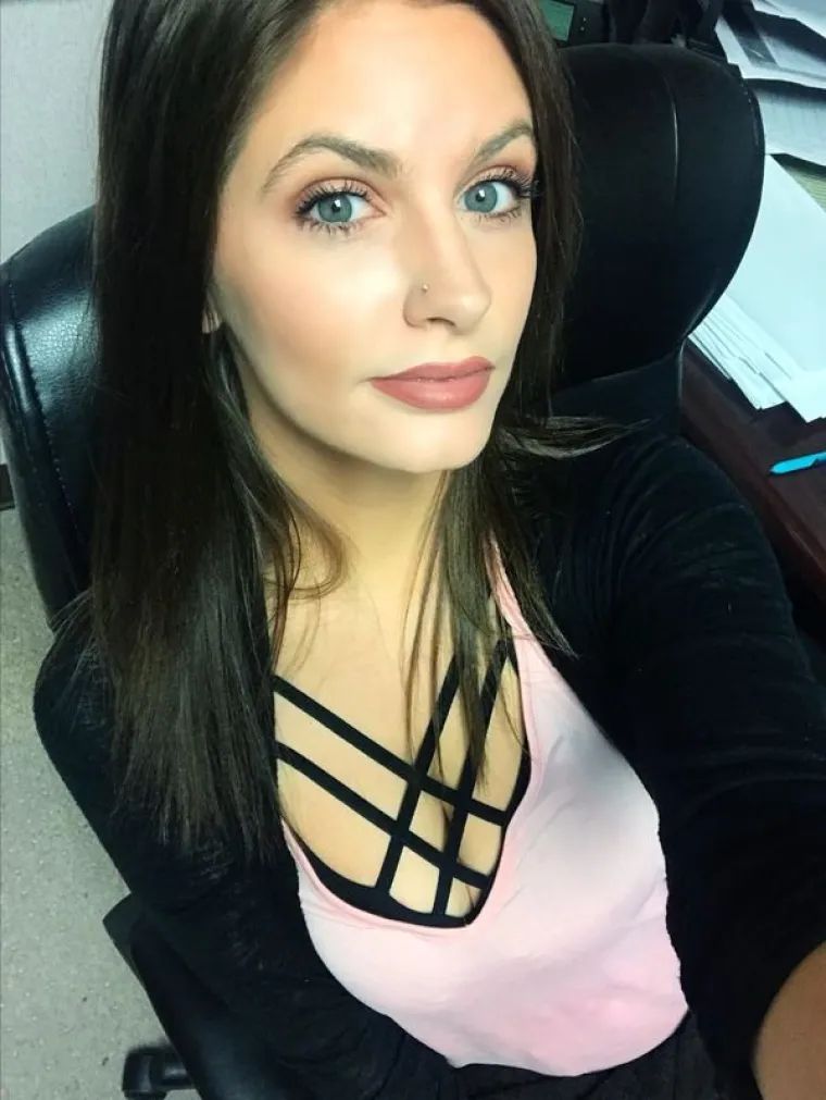 JESU LI I VA&Scaron;E KOLEGICE OVAKVE? Ako jesu, samo recite gdje da po&scaron;aljemo CV, za plaću ćemo lako...