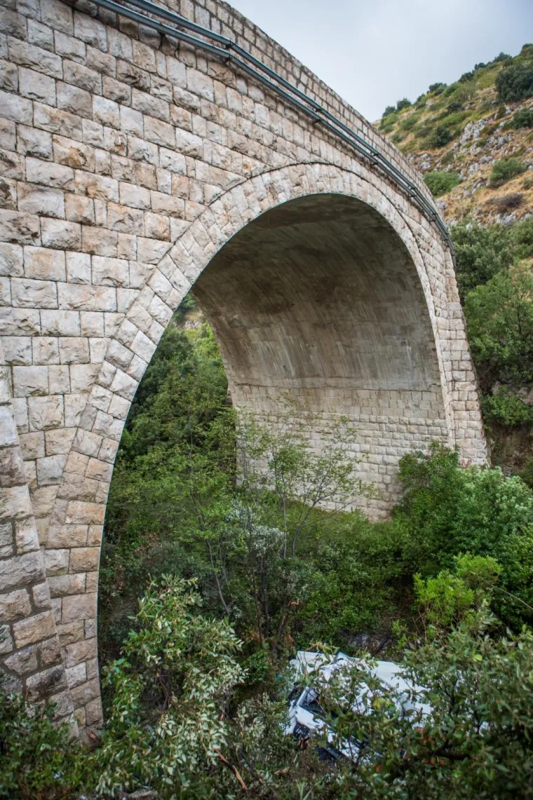 DUBROVNIK: Cisterna s magistrale sletjela u provaliju