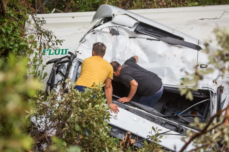 DUBROVNIK: Cisterna s magistrale sletjela u provaliju