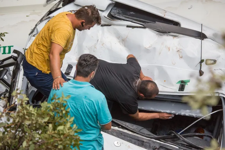 DUBROVNIK: Cisterna s magistrale sletjela u provaliju