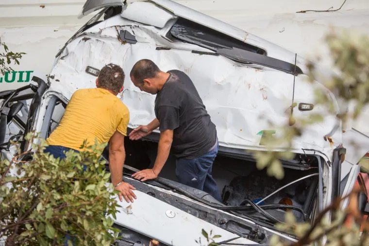 DUBROVNIK: Cisterna s magistrale sletjela u provaliju