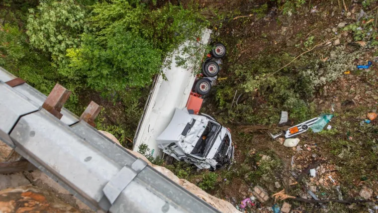 DUBROVNIK: Cisterna s magistrale sletjela u provaliju