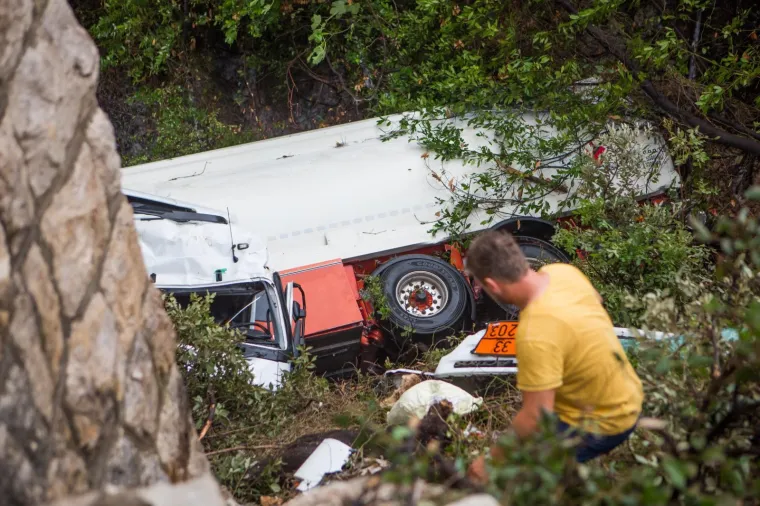 DUBROVNIK: Cisterna s magistrale sletjela u provaliju