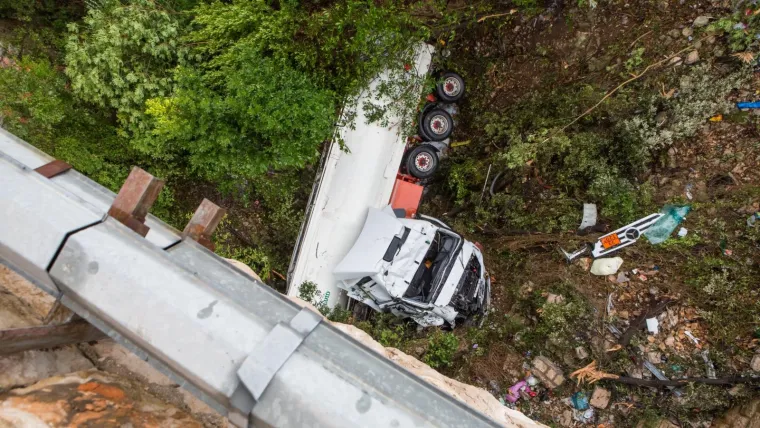 DUBROVNIK: Cisterna s magistrale sletjela u provaliju