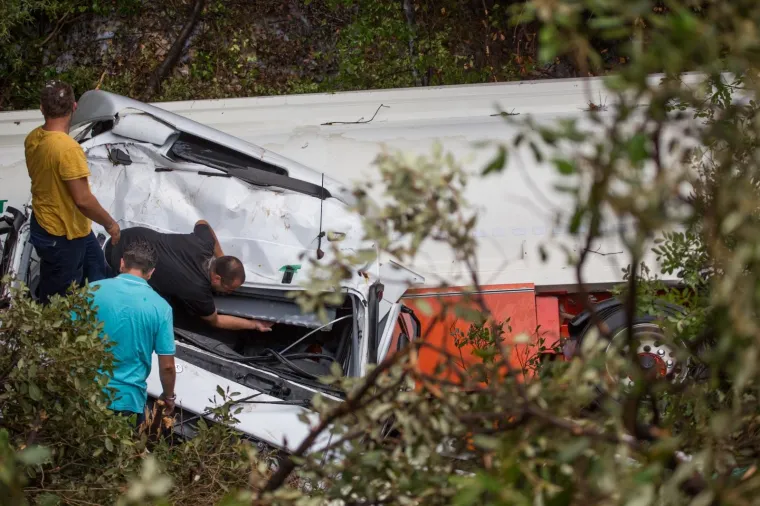 DUBROVNIK: Cisterna s magistrale sletjela u provaliju