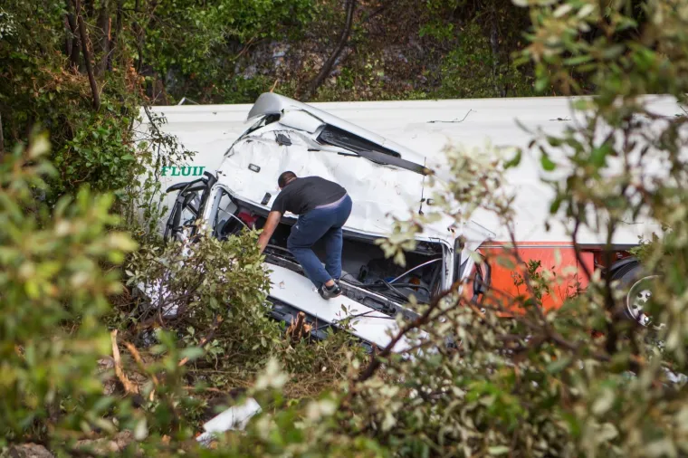 DUBROVNIK: Cisterna s magistrale sletjela u provaliju