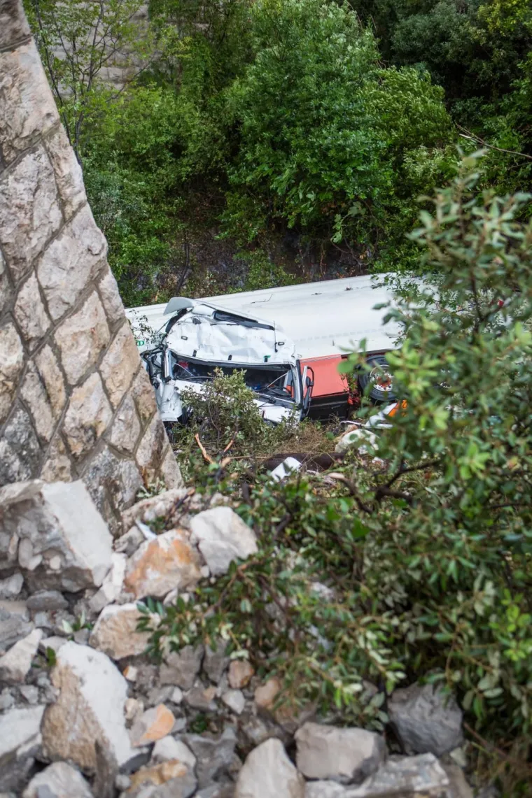 DUBROVNIK: Cisterna s magistrale sletjela u provaliju