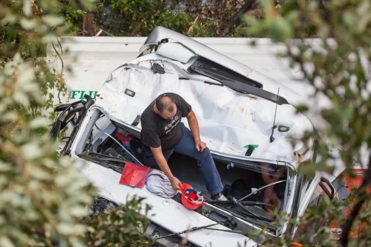 DUBROVNIK: Cisterna s magistrale sletjela u provaliju