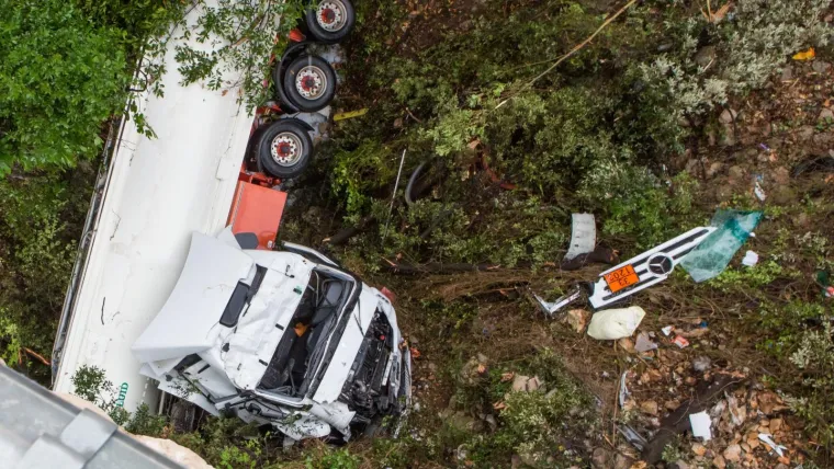 DUBROVNIK: Cisterna s magistrale sletjela u provaliju