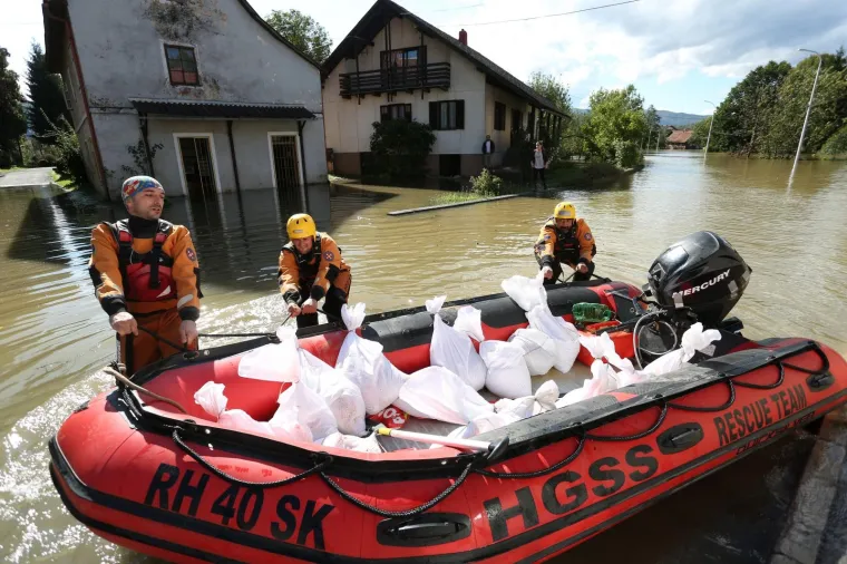 OGULIN POD VODOM: Izlila se rijeka Dobra, sastao se krizni stožer