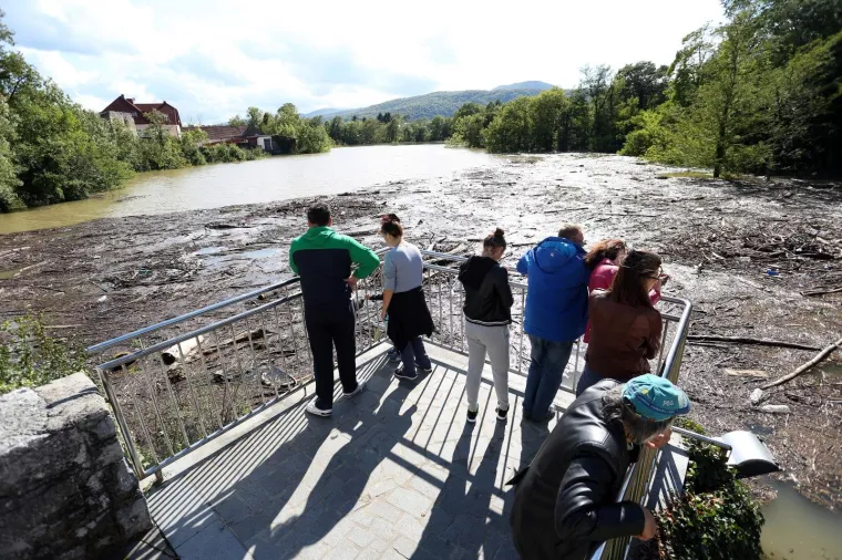 OGULIN POD VODOM: Izlila se rijeka Dobra, sastao se krizni stožer