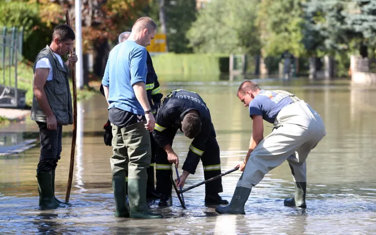 OGULIN POD VODOM: Izlila se rijeka Dobra, sastao se krizni stožer