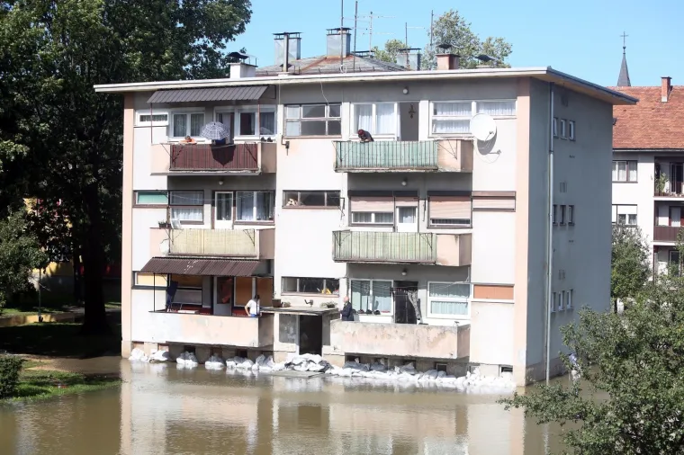 OGULIN POD VODOM: Izlila se rijeka Dobra, sastao se krizni stožer