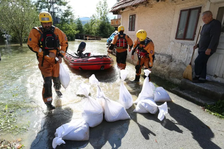 OGULIN POD VODOM: Izlila se rijeka Dobra, sastao se krizni stožer