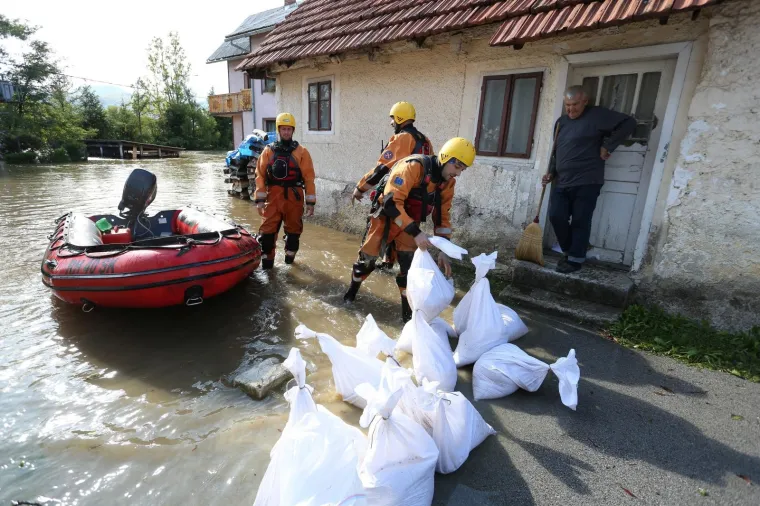 OGULIN POD VODOM: Izlila se rijeka Dobra, sastao se krizni stožer