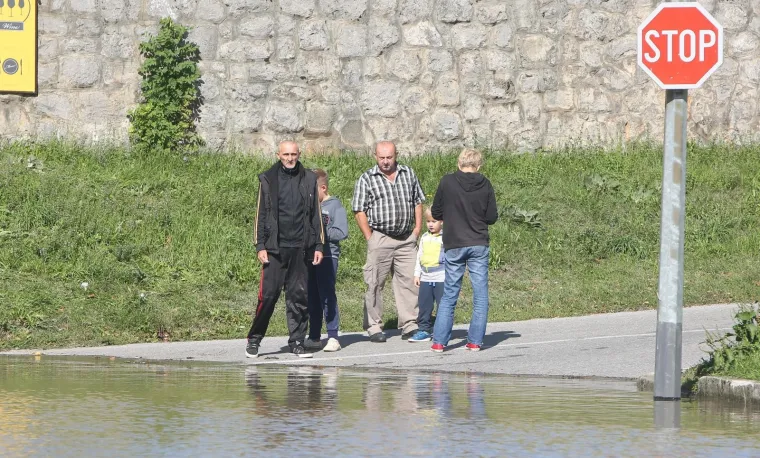 OGULIN POD VODOM: Izlila se rijeka Dobra, sastao se krizni stožer