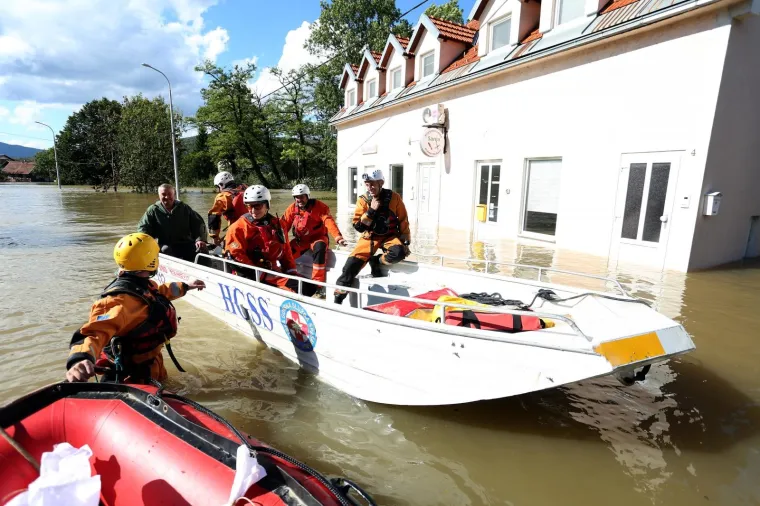 OGULIN POD VODOM: Izlila se rijeka Dobra, sastao se krizni stožer